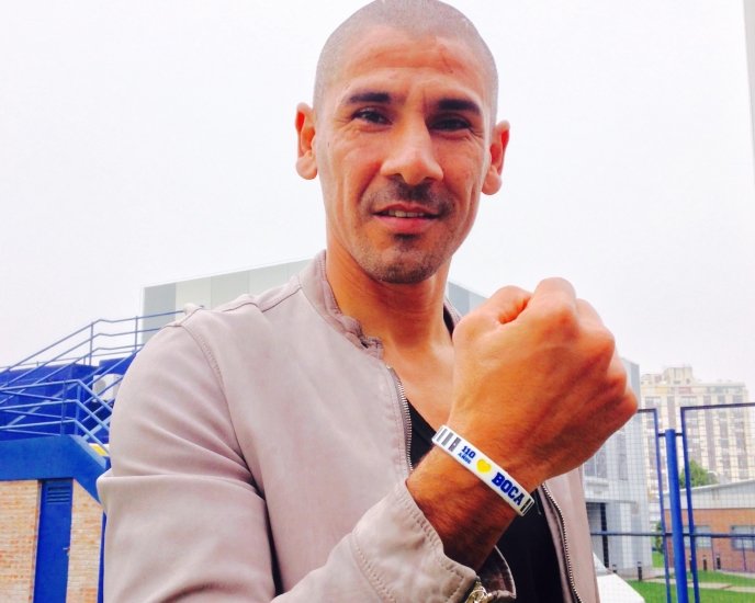 El Cata Díaz ya tiene su pulsera solidaria